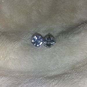 🌻NWOT Silver diamond looking earrings